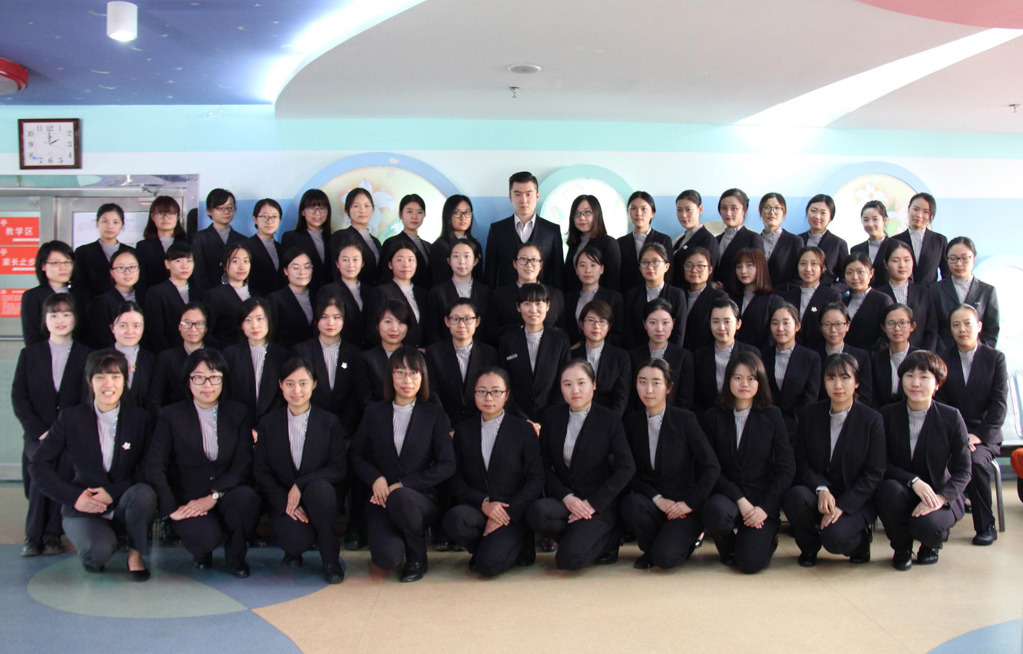 企業(yè)工服定制的好處,企業(yè)工服定制的優(yōu)勢(shì)