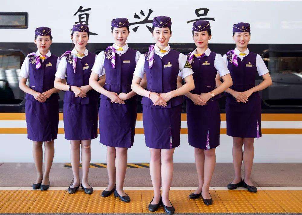 夏季工服定做搭配色彩原則