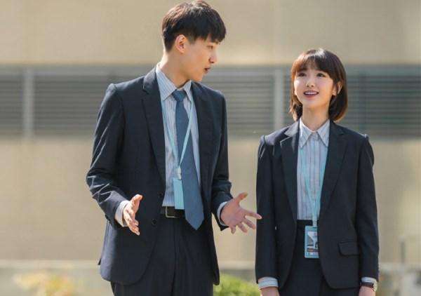 三十而已劇照 兩粒扣物業(yè)西裝