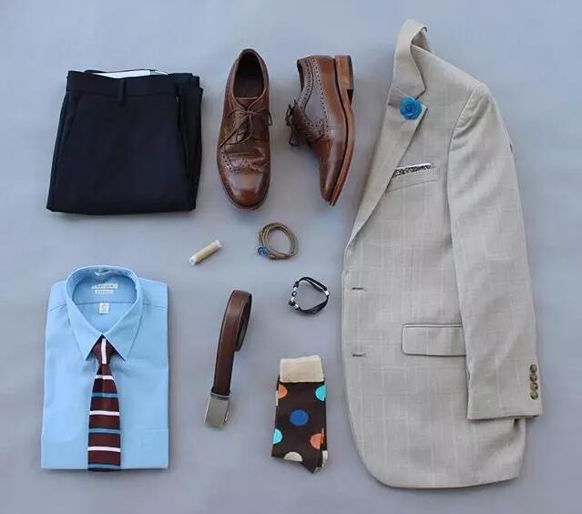 灰色西服怎么搭配